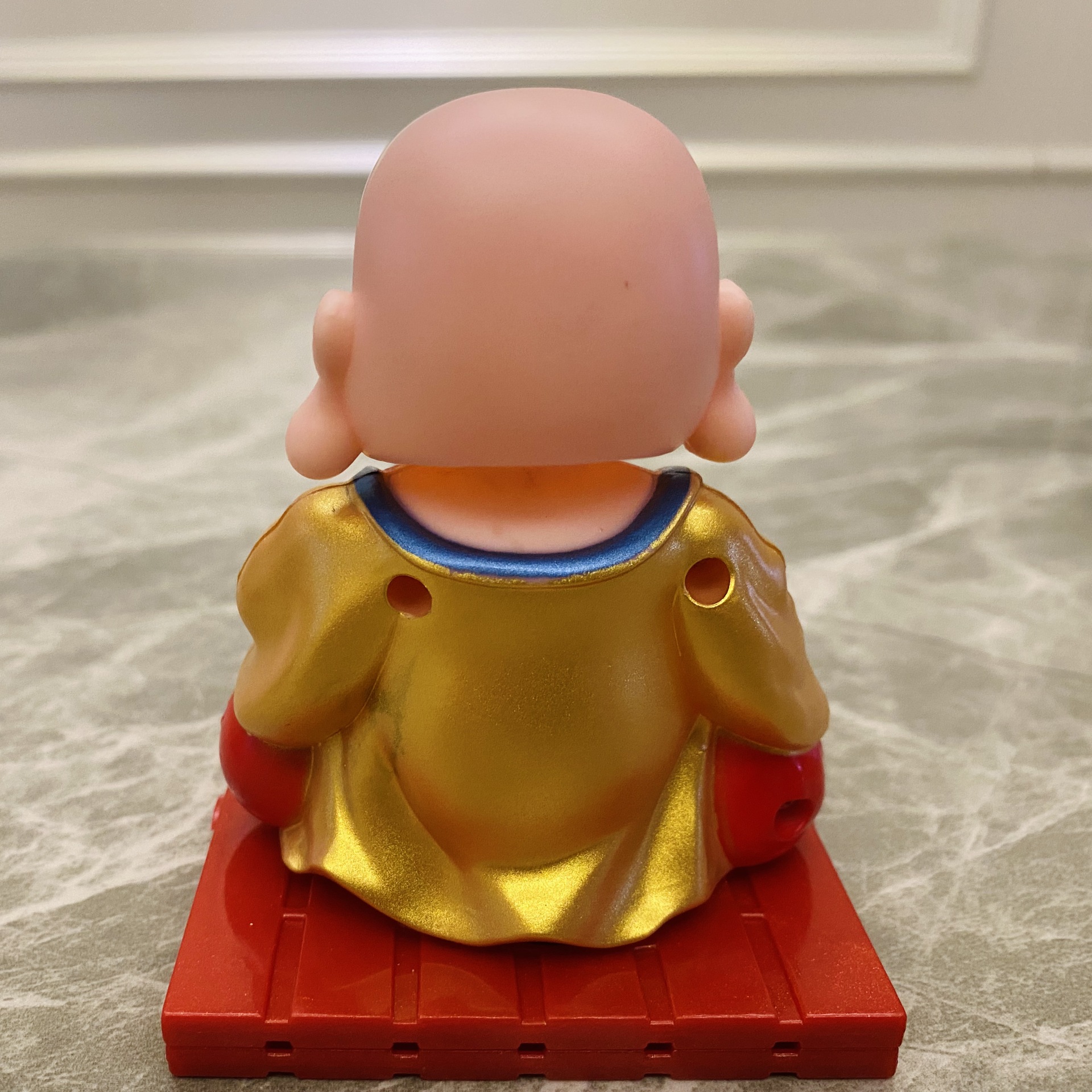 太阳能小和尚摇头公仔汽车小摆件弥勒佛小沙弥招财猫抖音办公摆件批发