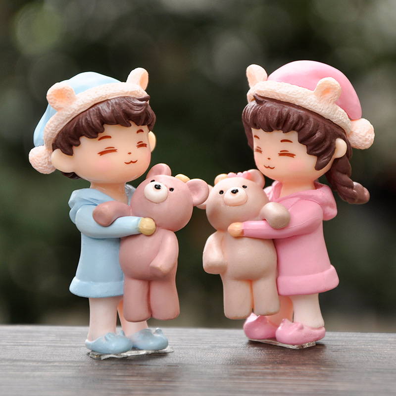 新款潮玩周边抱熊情侣人偶盲盒可爱卡通男孩女孩手办公仔中国现货