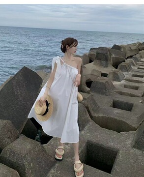 夏日趋势海边度假风连衣裙女设计感斜肩吊带长裙气质超仙女宽松裙
