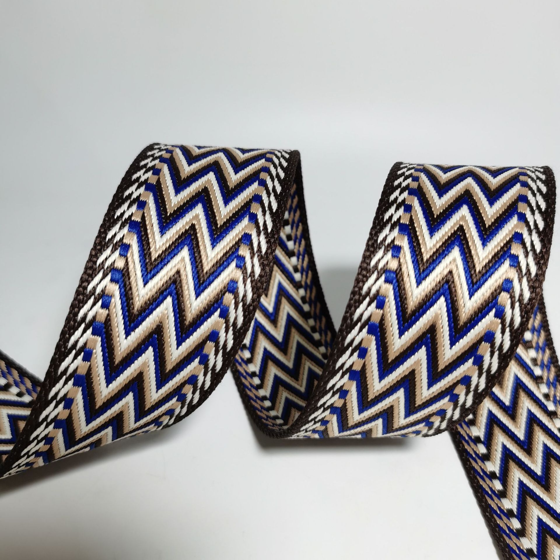 厂家现货涤纶间色织带 5cmw型双面提花箱包肩带2mm厚小锁边带供应