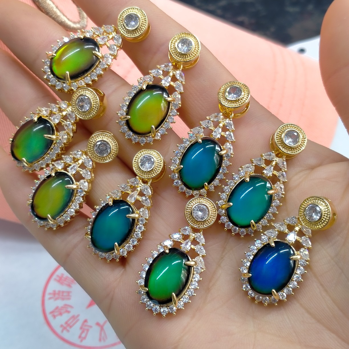 新款感温石椭圆形吊坠随着人的体温变颜色满钻镶嵌特大感温石吊坠