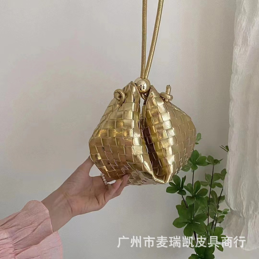 handwoven women's bag casual and simple single shoulder underarm bag with metal fabric bag
handwoven women's bag casual and simple single shoulder underarm bag with metal fabric bag