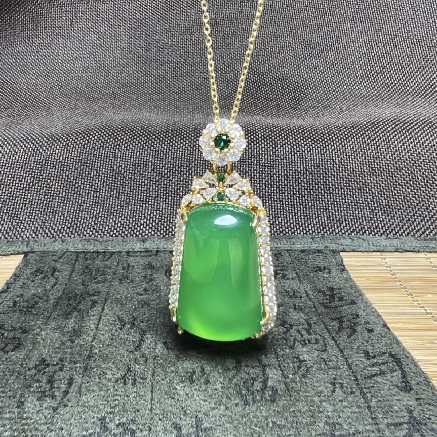 高冰无事牌玉髓吊坠翡翠绿色平安牌镶嵌款阳绿牌子女士项链锁骨链