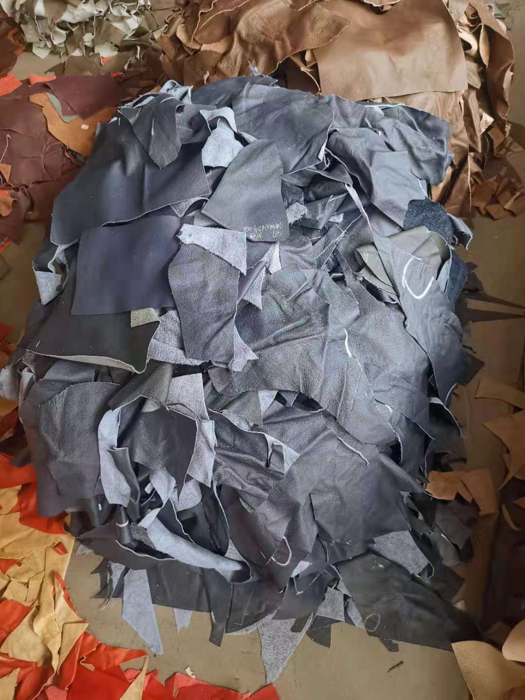 长期批发真皮边角料碎牛皮真皮碎皮劳保手套头层牛皮回收真皮