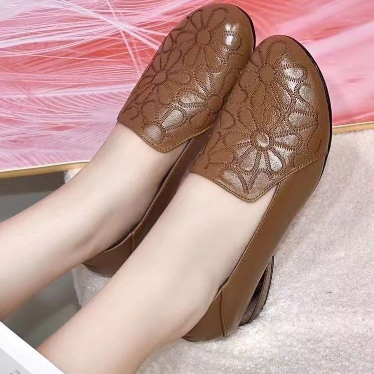 Soft Leather Embroidered Retro Pumps Women's Spring and Autumn 2023 New Shallow Mouth round Toe Low Heel Thick Heel Temperament Mom Shoes