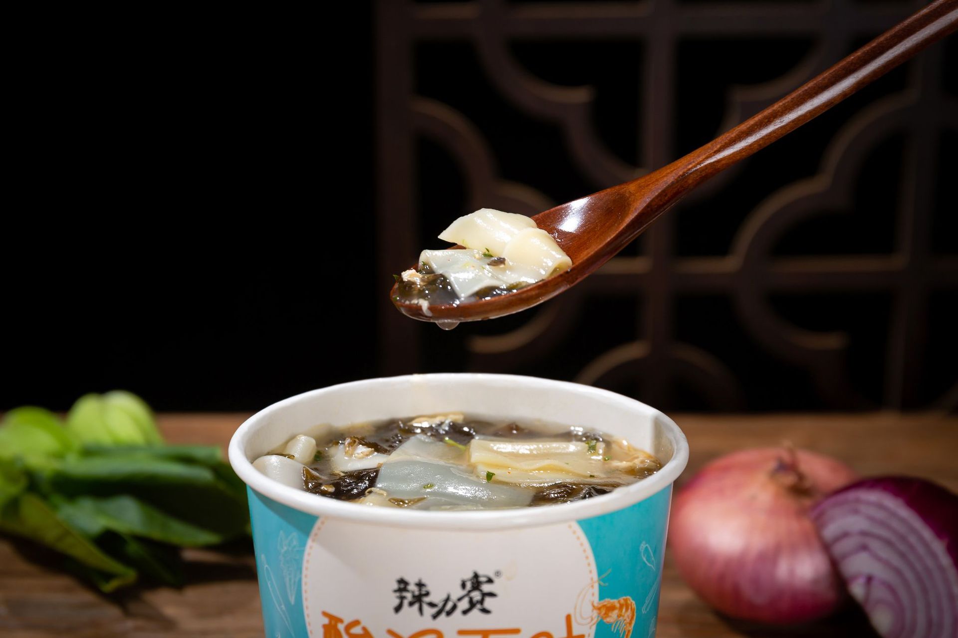 酸汤面叶藤椒面片方便面非油炸桶装整箱夜宵速食早餐面