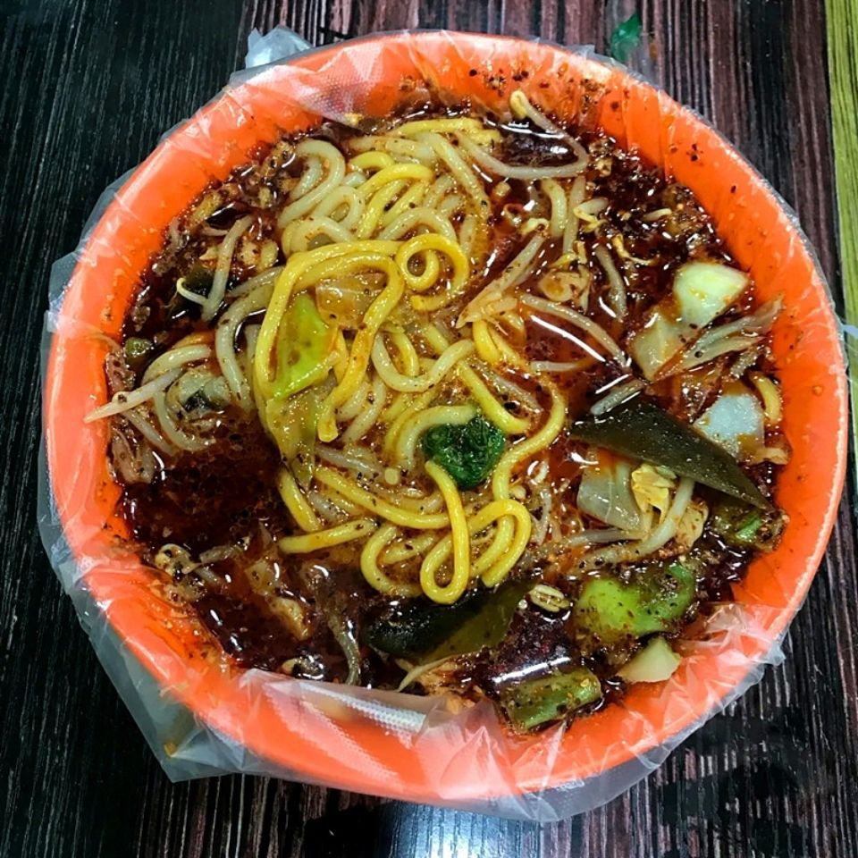 黏糊桦南香麻辣烫麻辣烫方便速食面大碗满街老式牛筋面东北黄