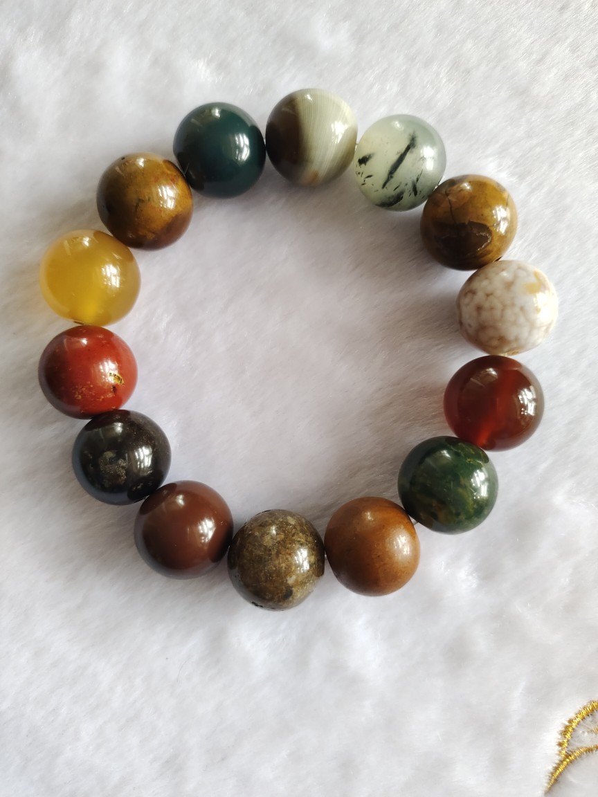 彩玉多宝手串,作品原料采用呼伦贝尔境内原石手工制作.