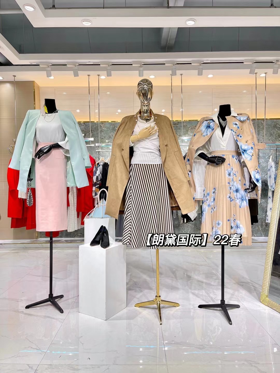 朗黛国际22春品牌折扣女装批发尾货撤柜剪标清仓实体直播货源广州