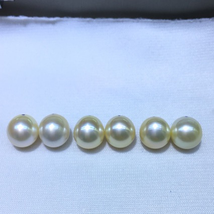 天然南洋珍珠对珠 直径11-12mm近圆饱满强光微微瑕微瑕 适耳坠!