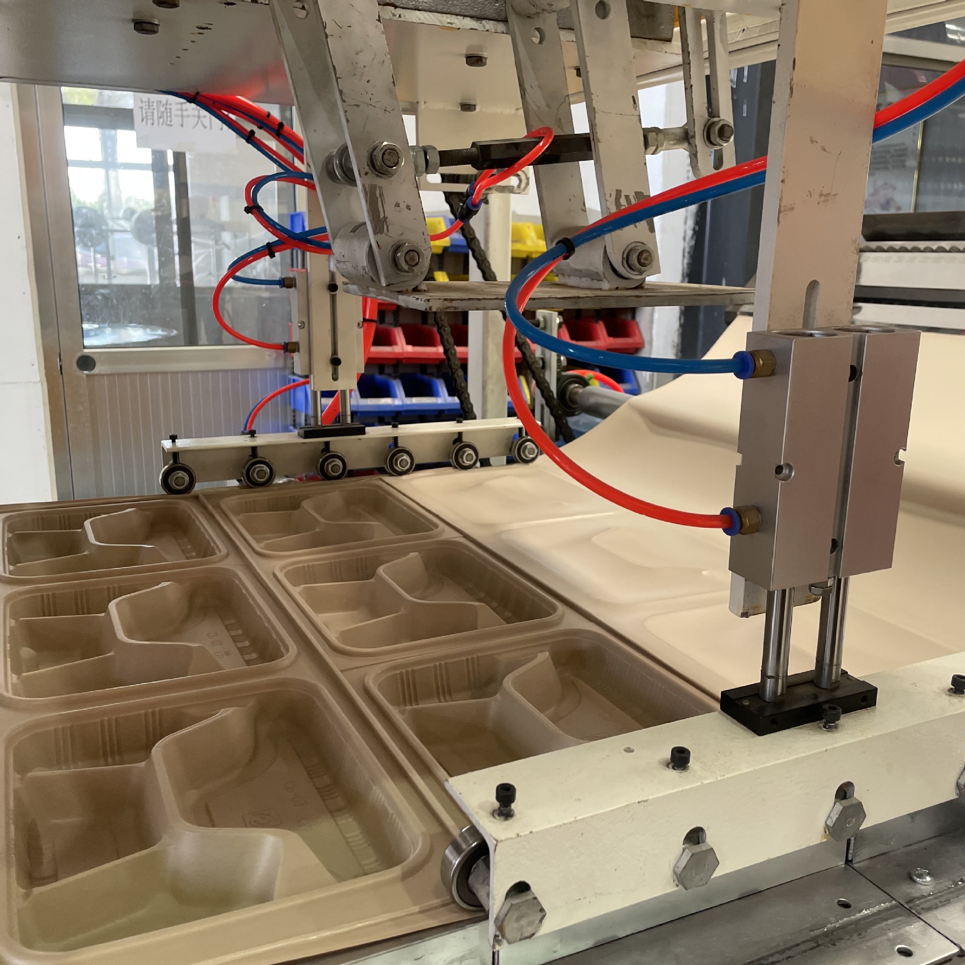 pla/pbat玉米淀粉塑料可降解餐盒生产线,采用"一步成型法"吸塑工艺