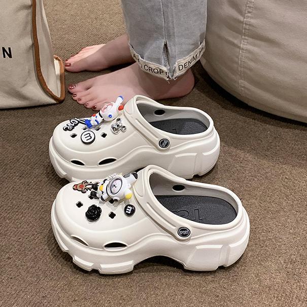 2023 Summer Online Celebrities' Cute Cartoon Closed Toe DIY Hole Shoes Platform Slippers Beach Hole Shoes Women's Outer Wear