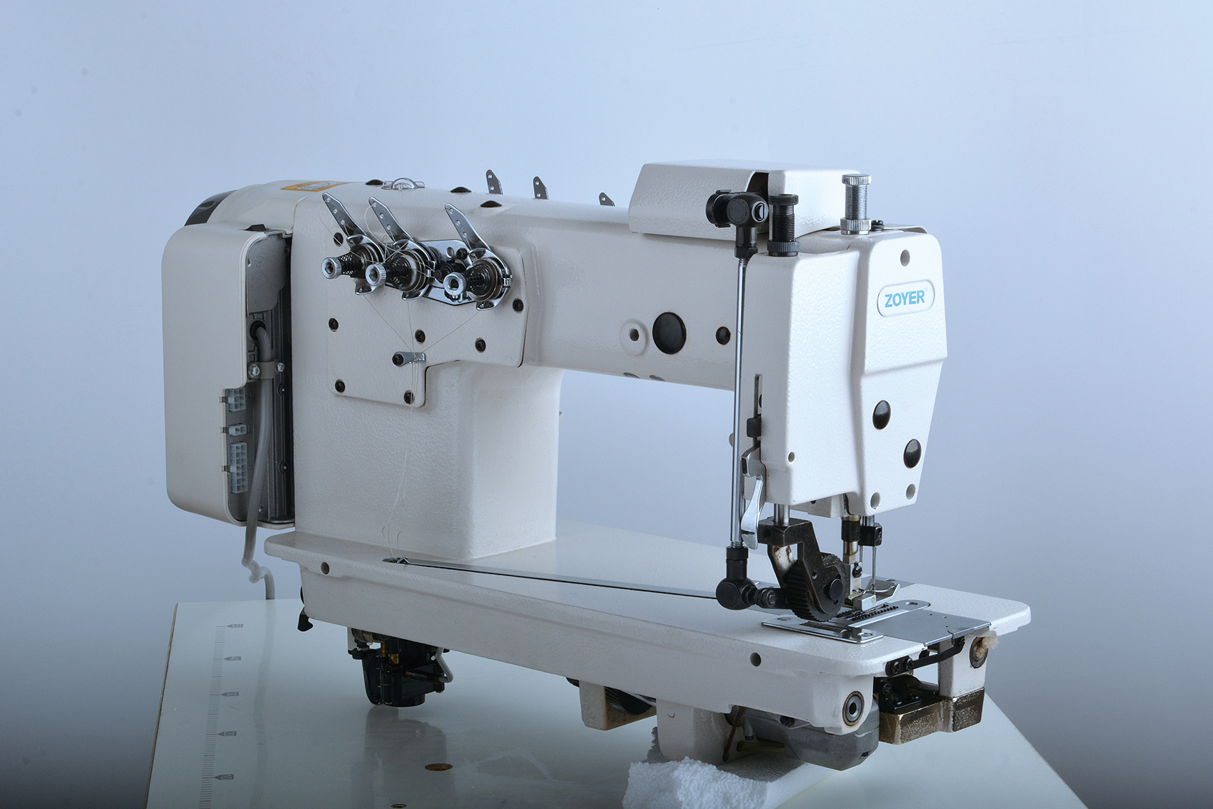 厂家供应 zy3800-3w 佐屹高速自动供油三针链式平缝机 平车缝纫机