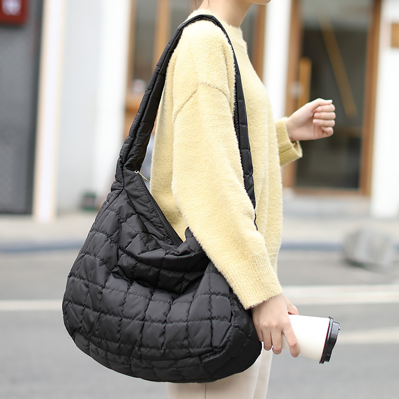 New 2023 Lightweight Cloud Bag Internet Celebrity Rhombus Large Capacity Shoulder Bag Autumn and Winter Leisure Fashion down Crossbody Bag