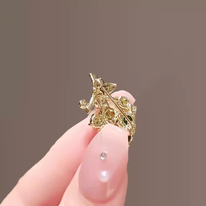 Mini Exquisite Grape Small Pin Temperament Wild Suit Brooch Cute Anti-Exposure Fixing Buckle Female Overlapping-Weight Purple