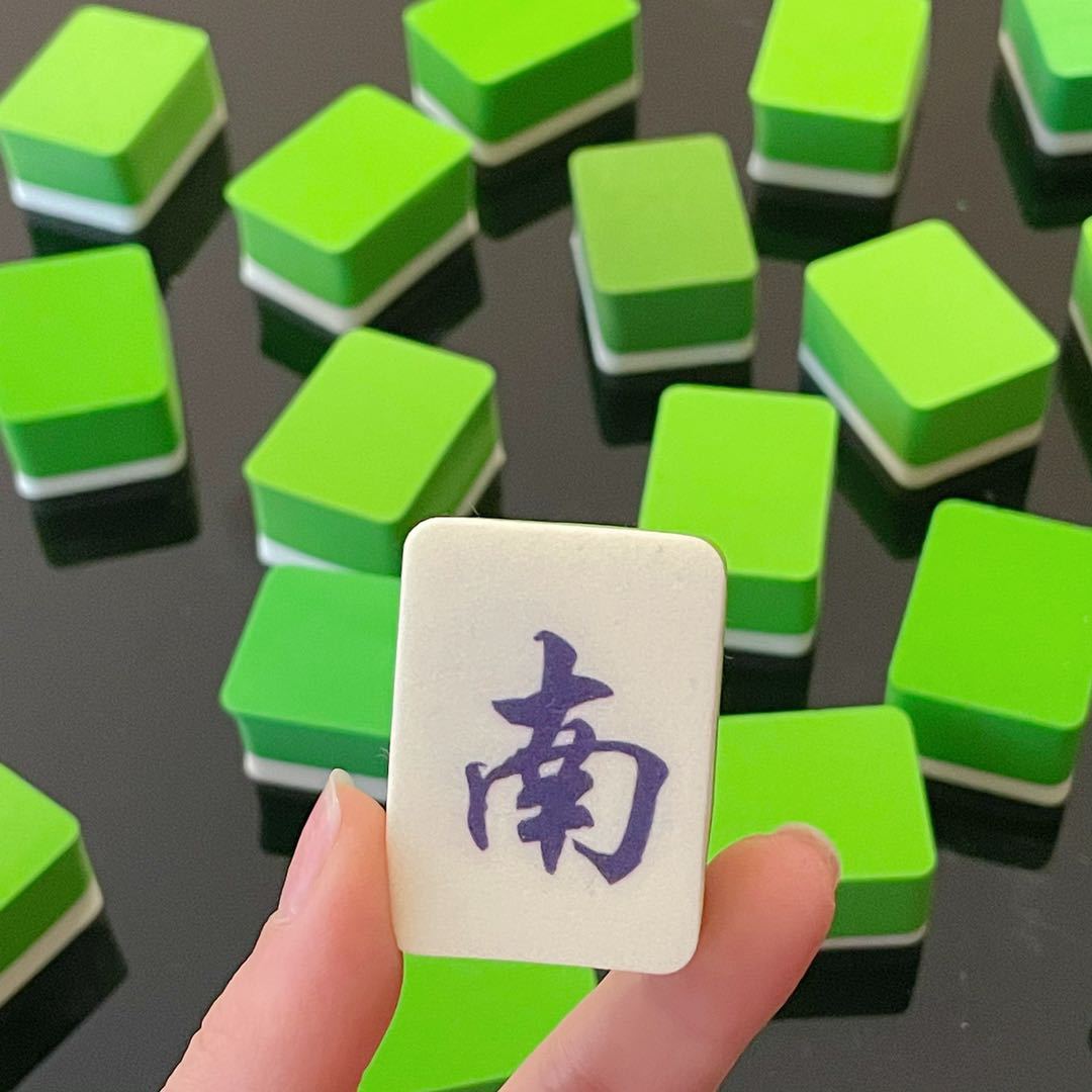 国潮新款美妆蛋麻将系列粉扑 干湿两用不吃粉美妆工具批发