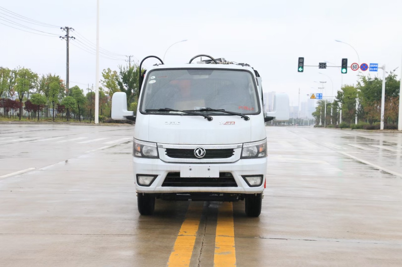 国六东风途逸4方蓝牌压缩式垃圾车 小型后挂桶垃圾车带压缩功能