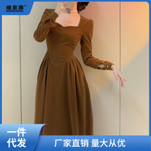 秋季连衣裙法式复古冬赫本风咖色丝绒长袖别致新款感方领长独立。