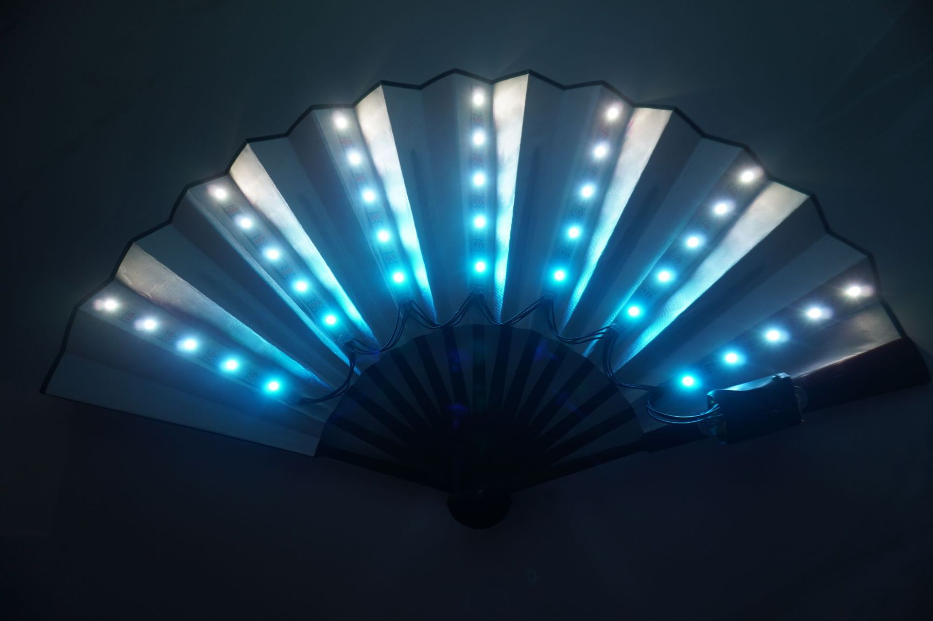 蹦迪扇子抖音电池款扇子酒吧夜店led发光扇子舞台发光道具幻彩