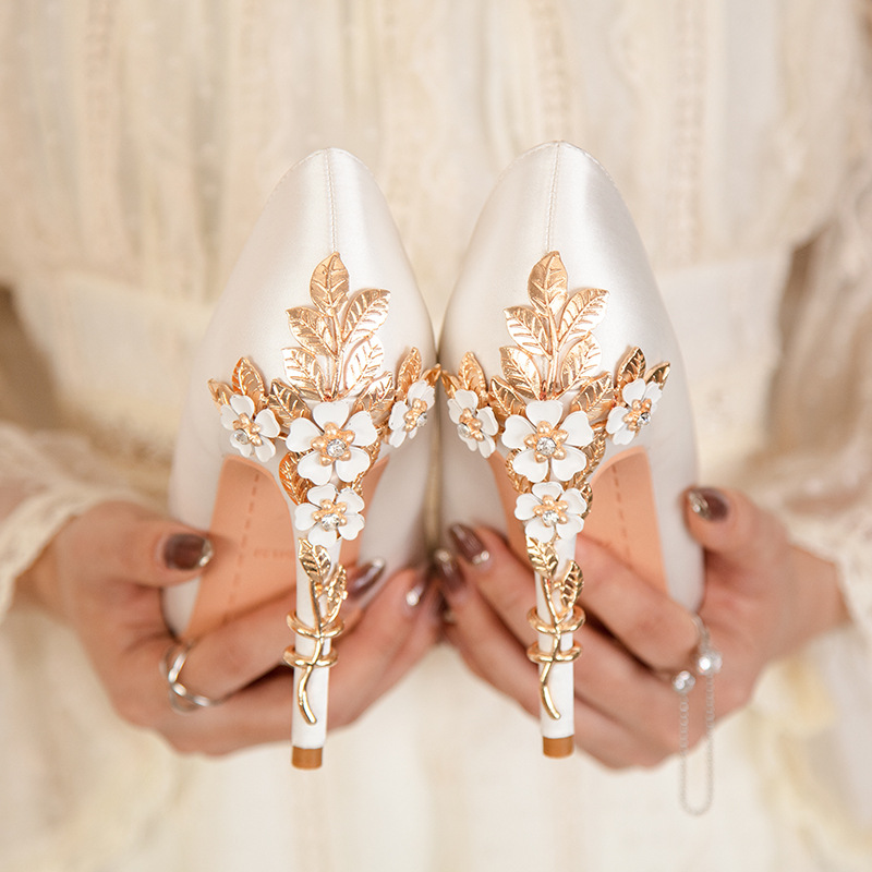 928-8欧美风时尚轻奢性感女鞋时尚花朵细跟高跟婚鞋尖头绸缎单鞋