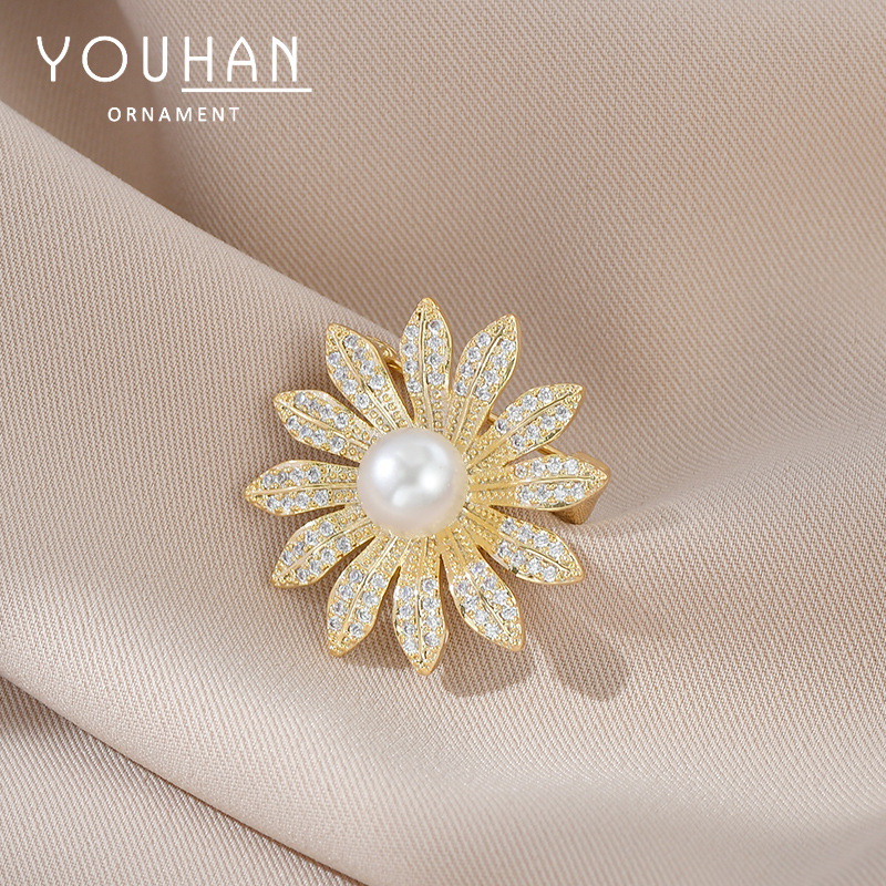 2023 New Micro Inlaid Zircon Little Daisy Brooch Creative Style Pearl Clothes Corsage All-Match Clothing Pin Accessories