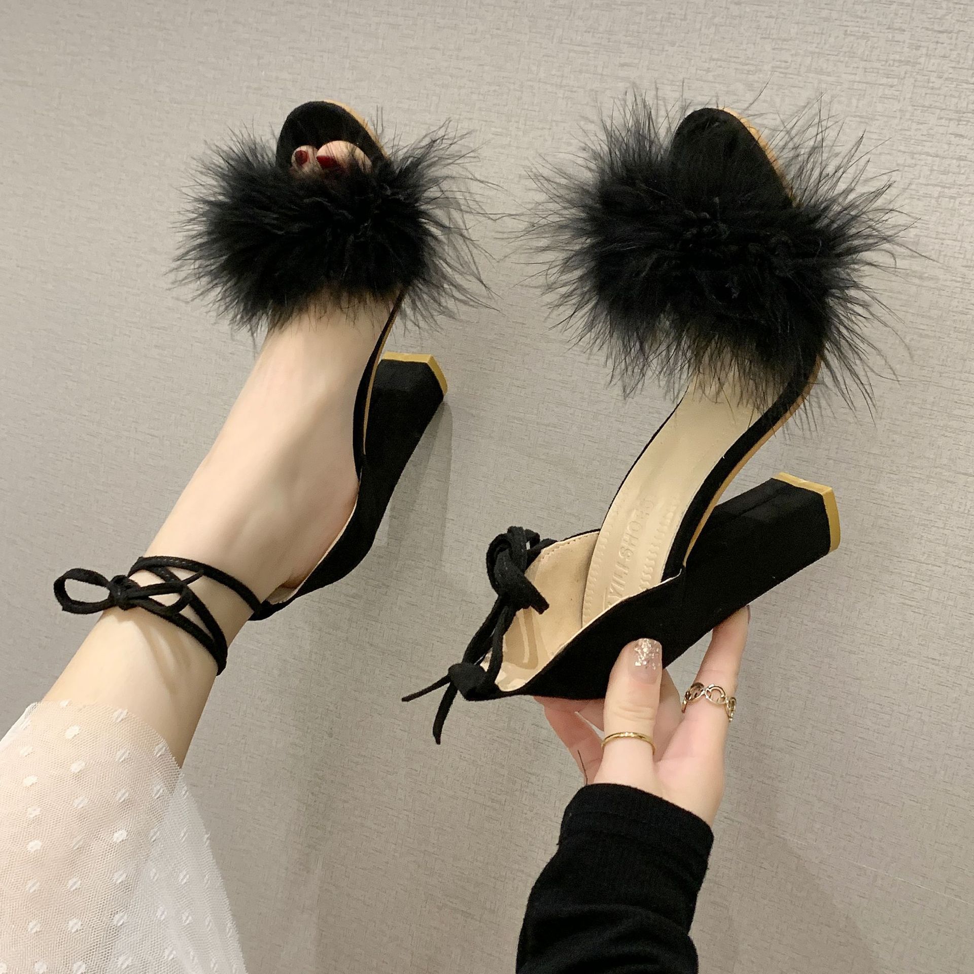 2022夏季新款欧美时尚大码34-43凉鞋女粗跟脚腕绑带毛毛高跟鞋女