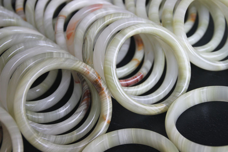 阿富汗玉手镯批发 冰种蚕丝玉器玉石手镯江湖地摊玉镯子 适合佩戴