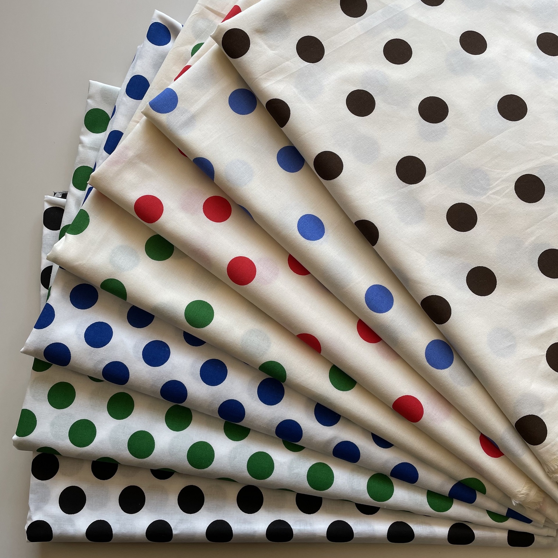 100g白色杏色圆点印花连衣裙面料 全棉印花布 复古波点印花面料