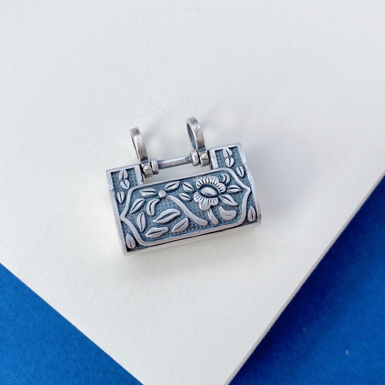 s990足银方形如意锁吊坠复古哑光双环花纹长命锁项坠 女典雅挂件