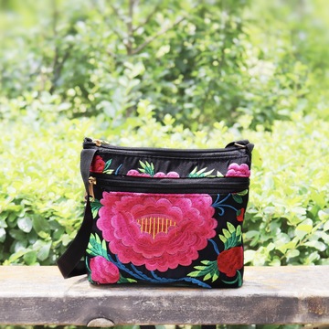 新款斜跨包民族风刺绣包包女士云南小包帆布包