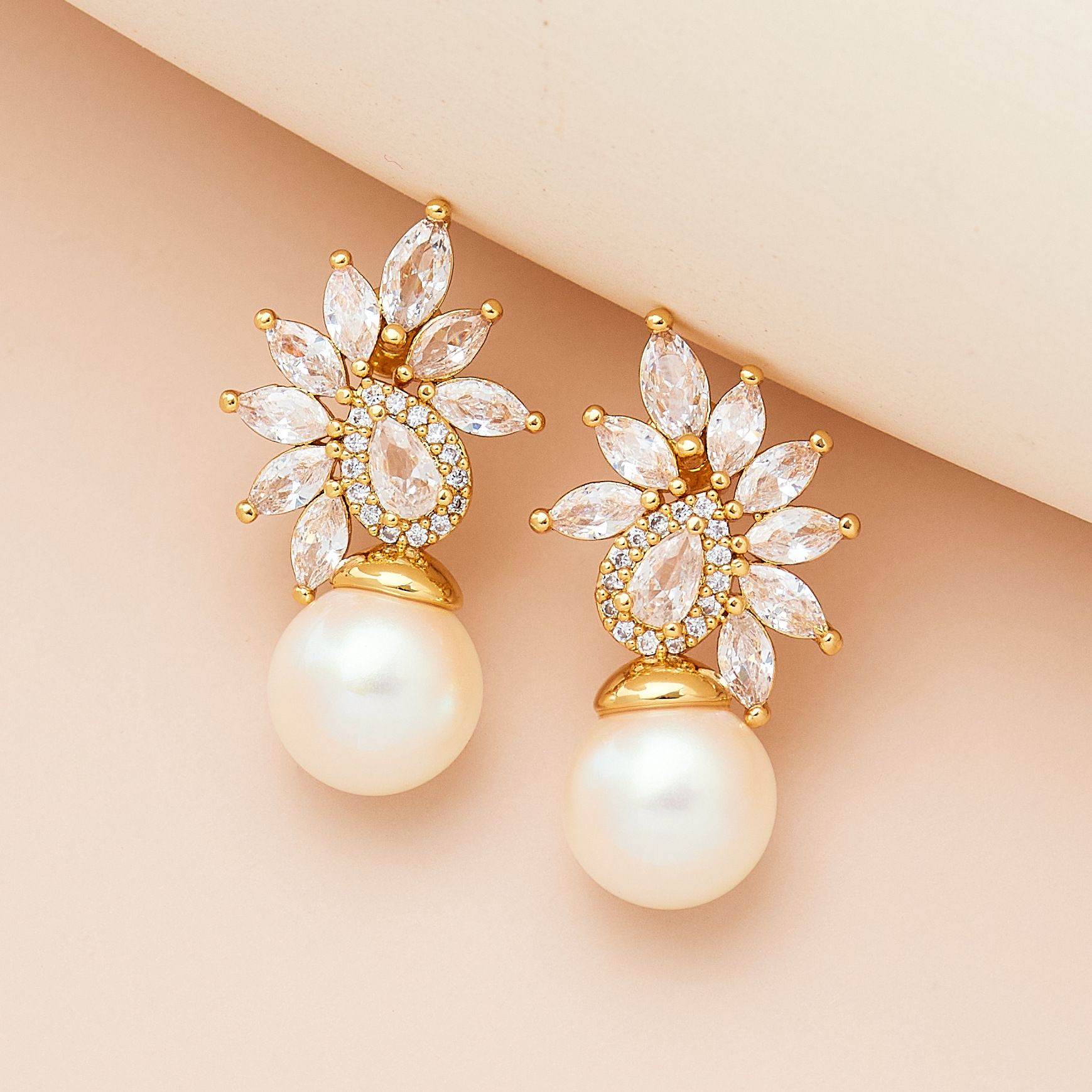 欧美时尚气质耳钉2023年冬季新款中高端锆石花瓣珍珠气质耳饰