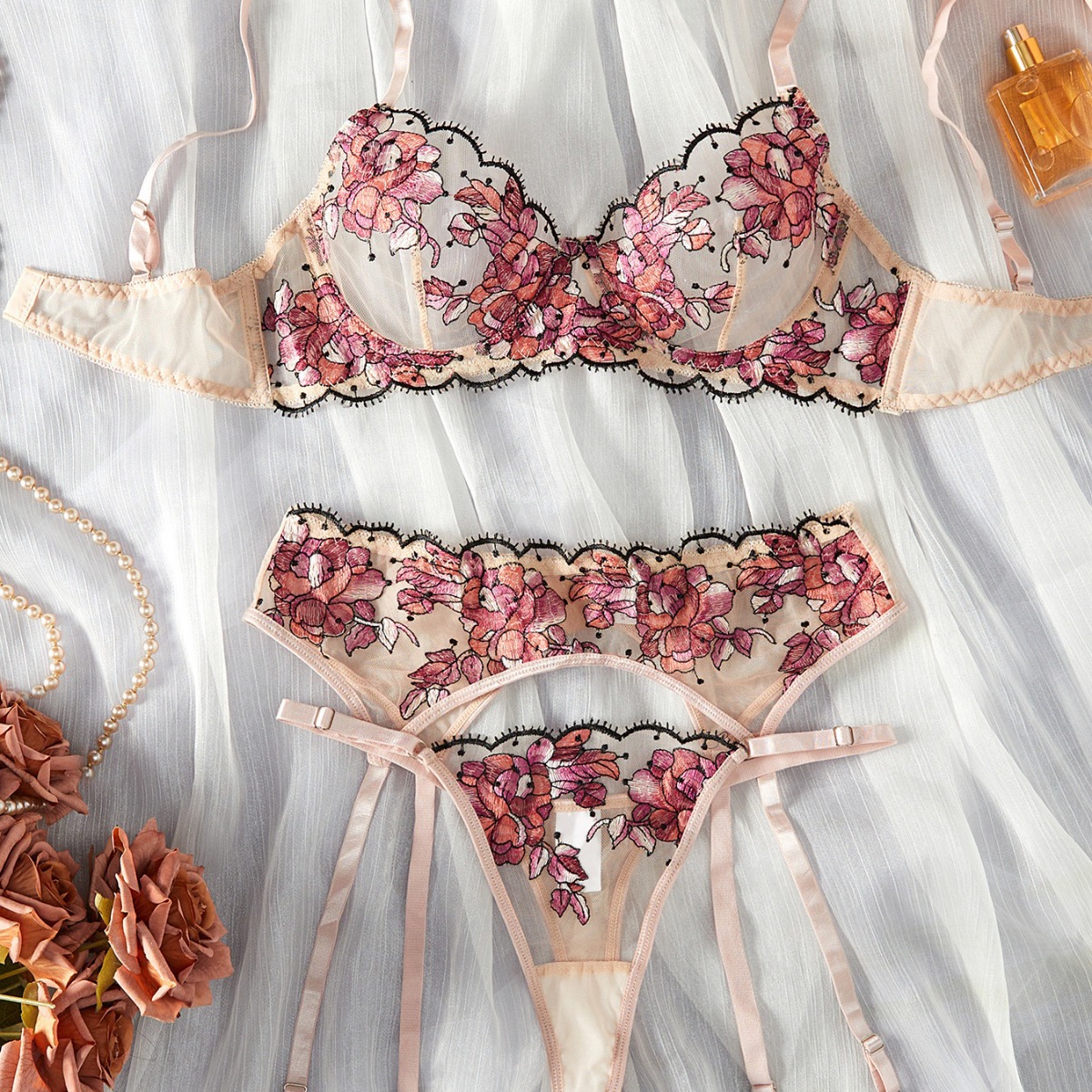 卡嘉诺跨境欧美亚马逊花朵蕾丝聚拢复古法式情趣内衣套装女钢圈