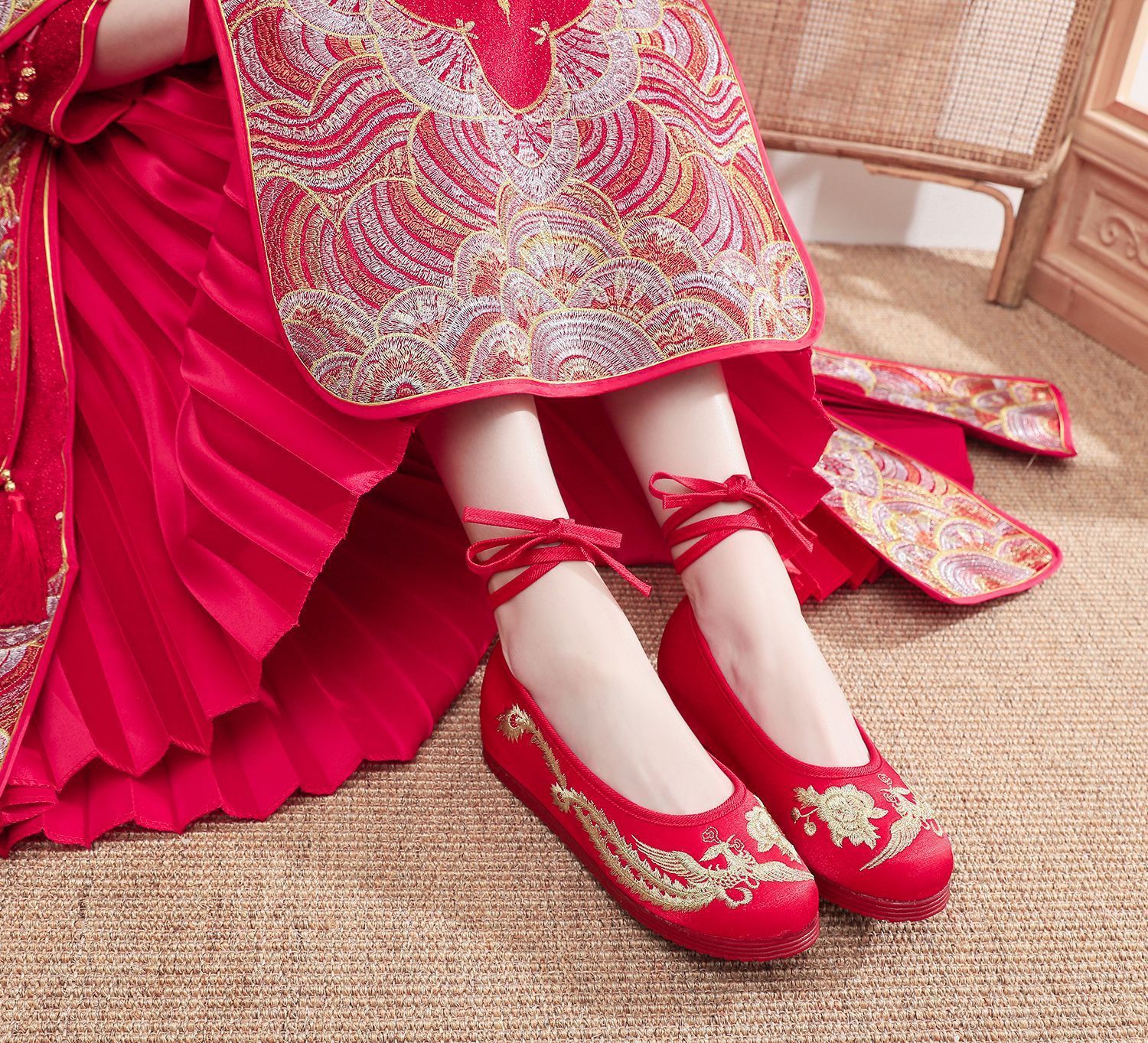 新娘鞋红色底金丝绣秀禾婚服婚礼布鞋女单鞋绣花布鞋女鞋一件代发