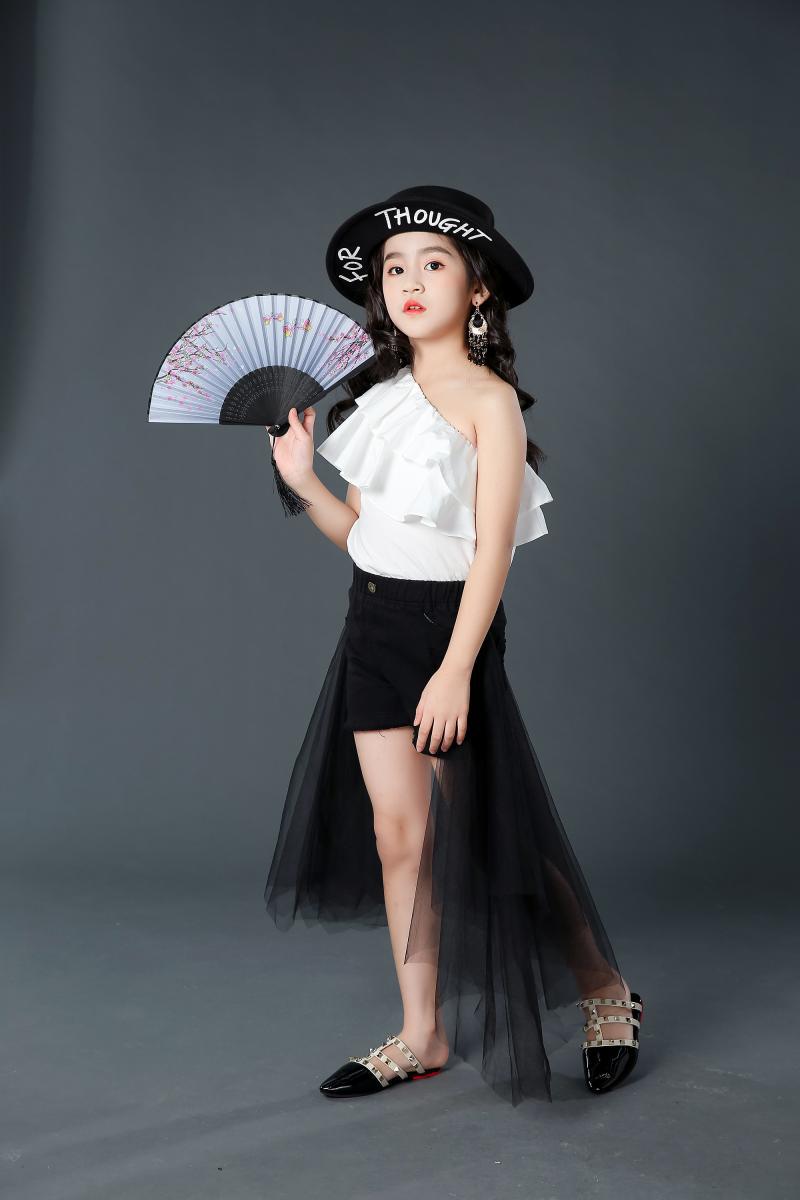 女童荷叶肩走秀潮服时尚儿童模特比赛演出服黑白色车模摄影酷礼服