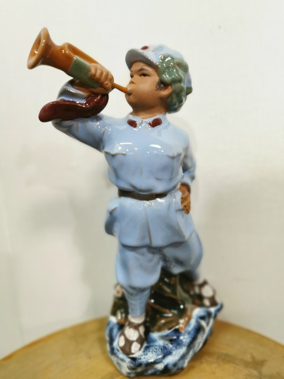 抗日英雄冬子参军 小号手吹喇叭手红军 石湾陶瓷家居人物装饰摆件