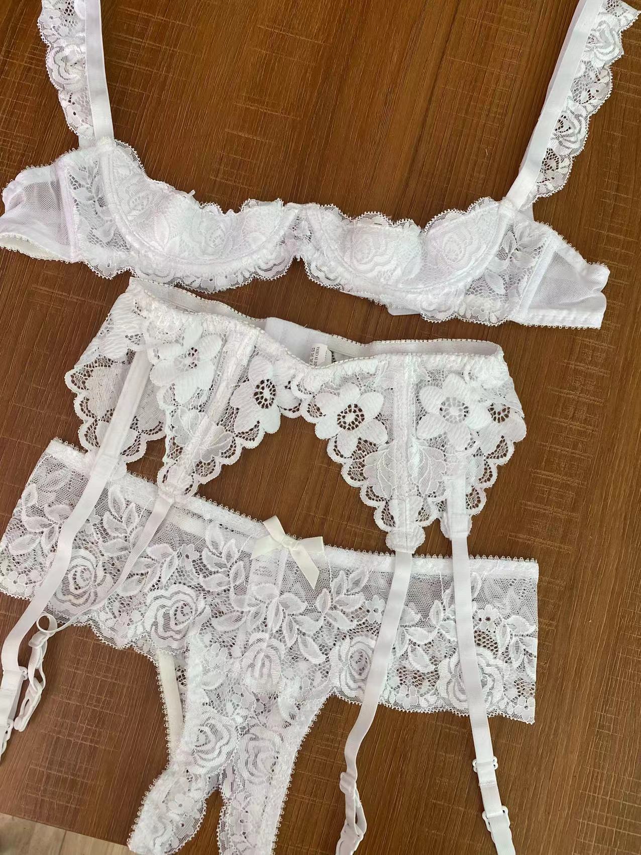 Fq2618 Pure White Lace Sponge Underwire Dew Bra Mid-Waist Free Underwear Women's Lingerie Suit