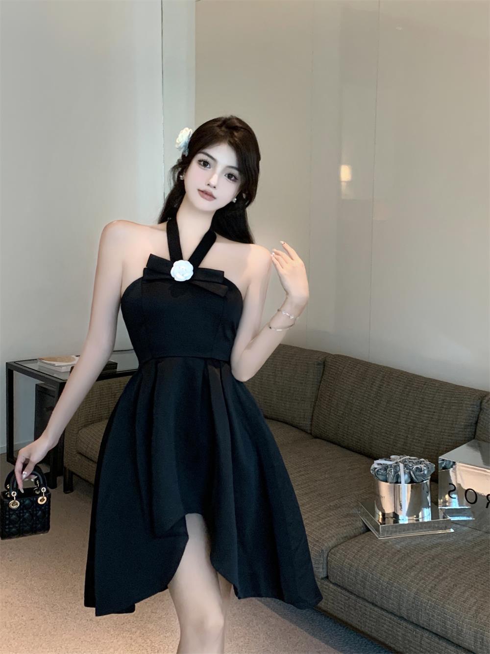 露肩吊带抹胸连衣裙图片