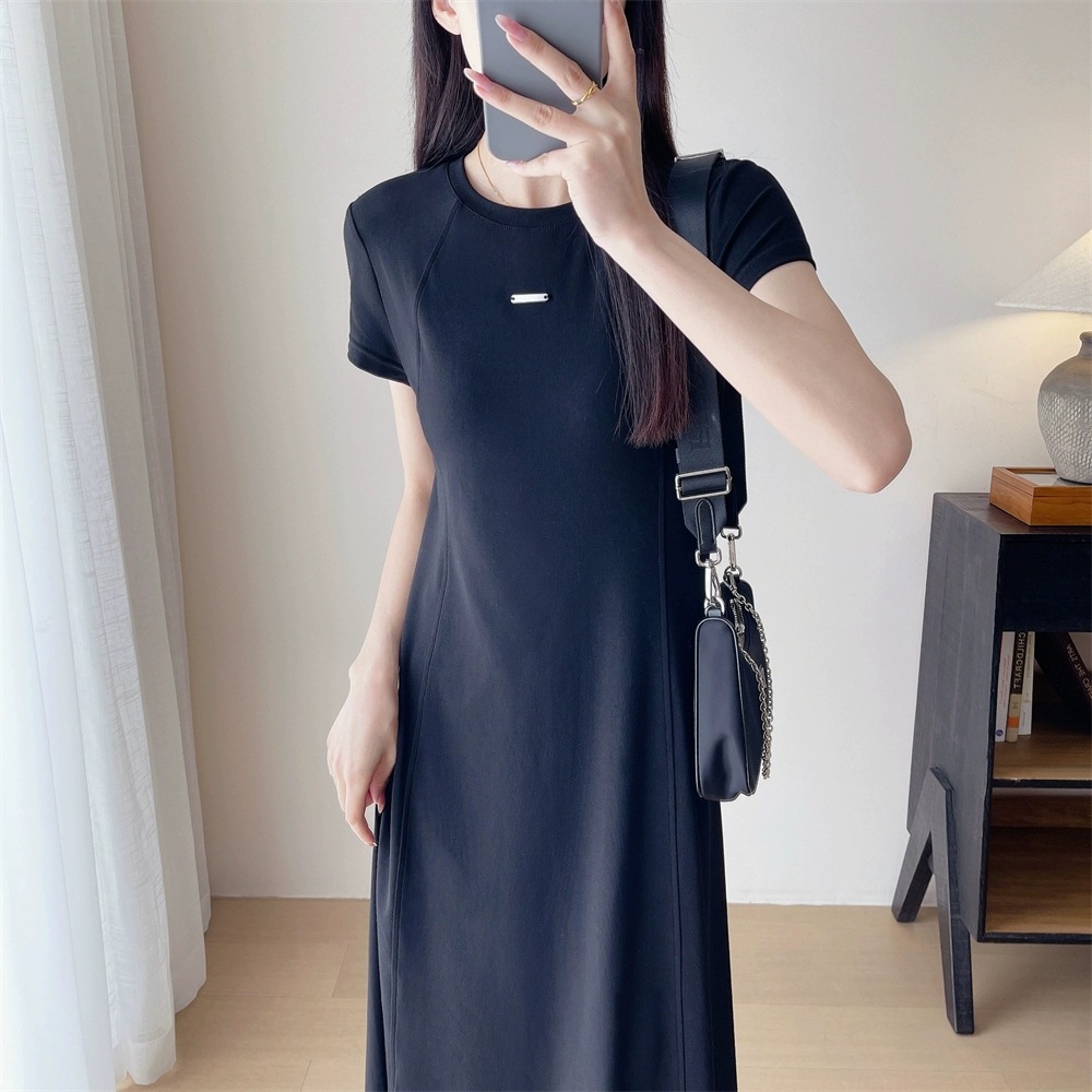 显瘦高级感气质收腰赫本风小黑裙短袖t恤连衣裙休闲黑色长裙女夏