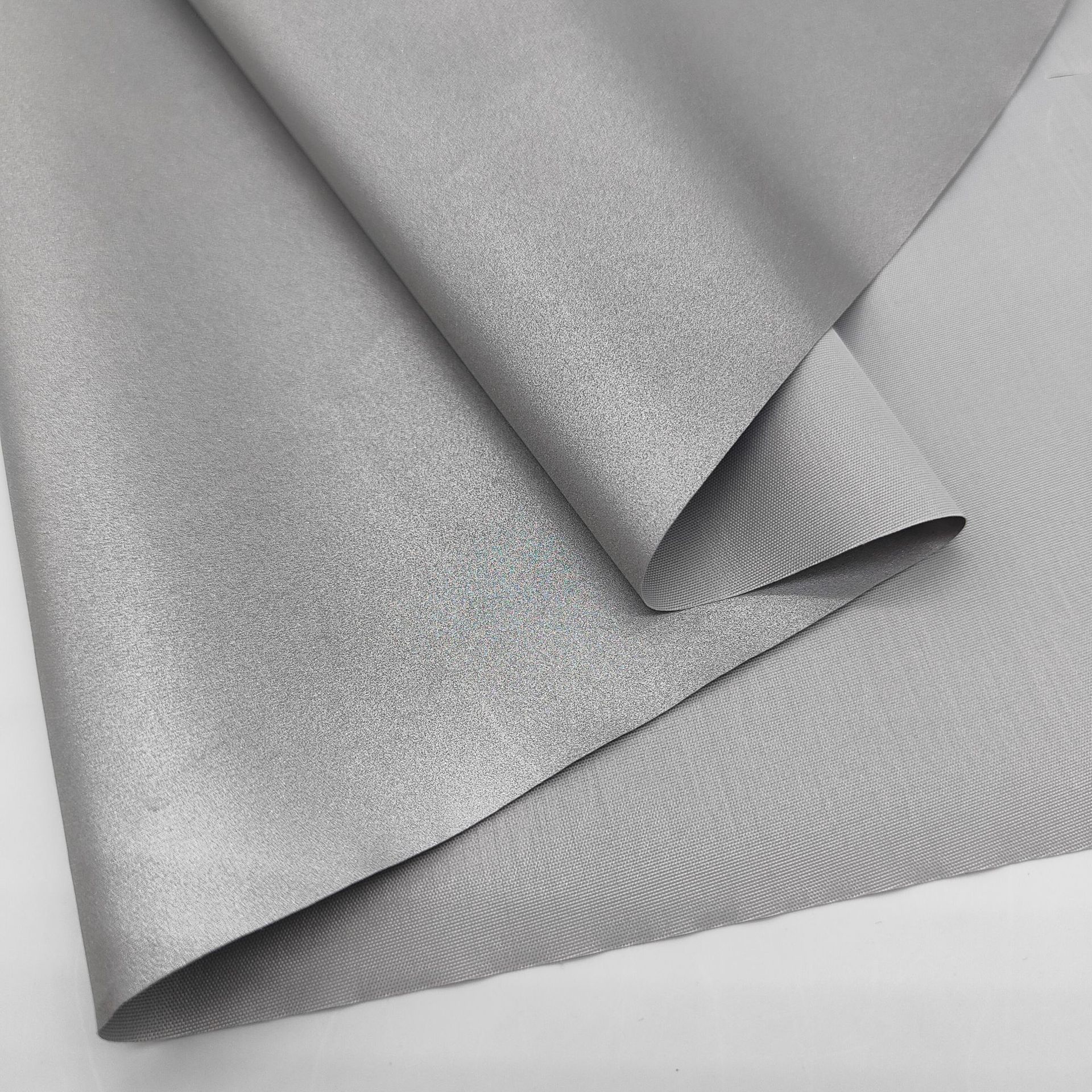 低价亮银化纤阻燃反光布 适用于常规防火纯色高亮反光阻燃面料