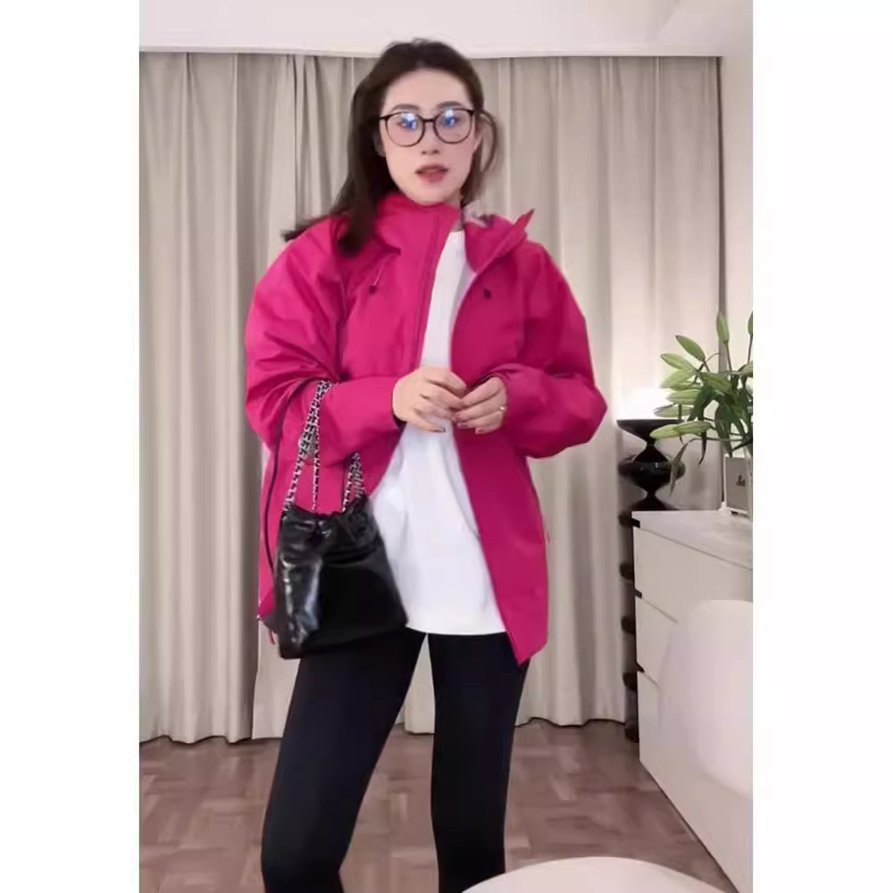3035玫红色冲锋衣外套女新款爆款春款高级感超好看气质连帽防晒衣