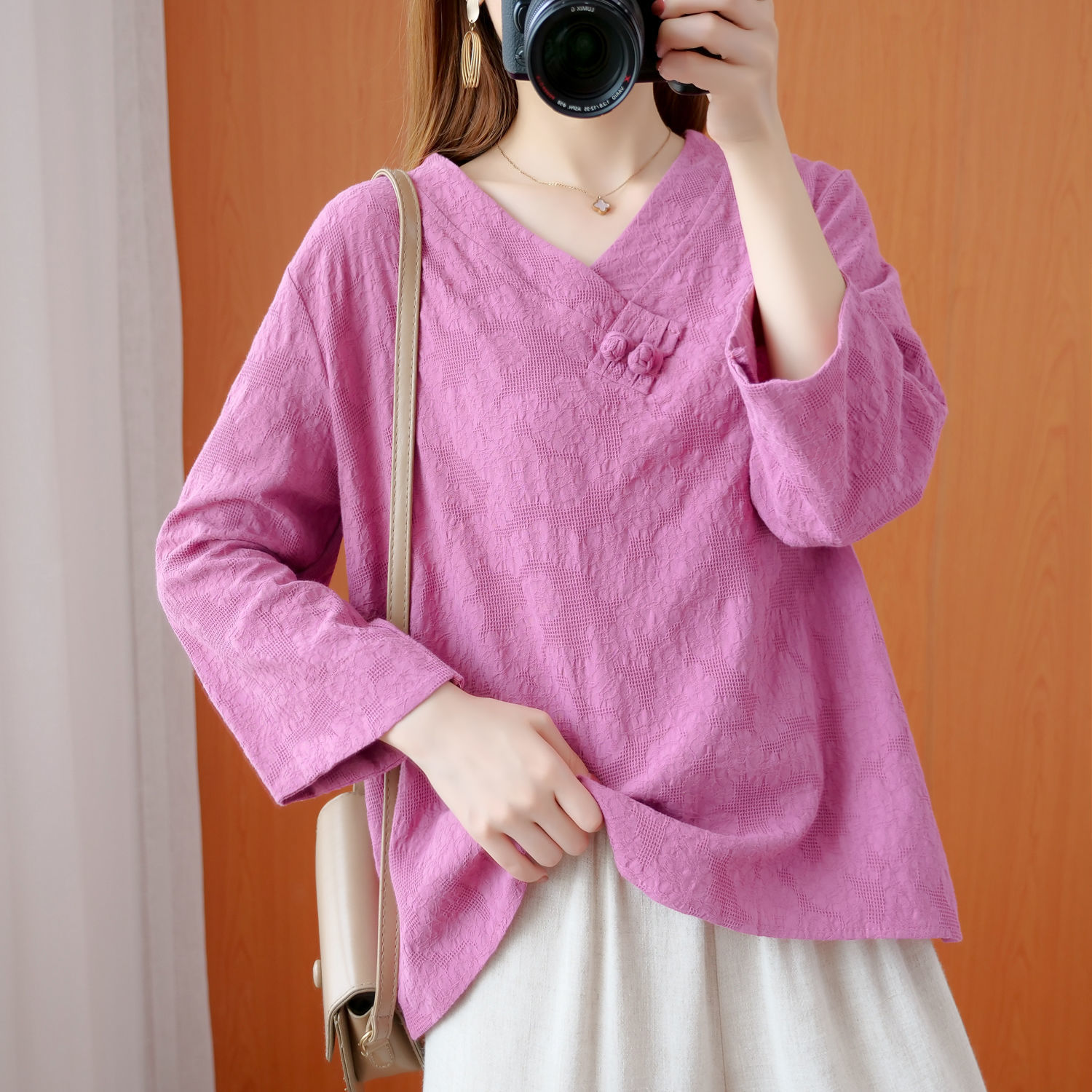 春夏新款女装民族风刺绣棉麻七分袖t恤女刺绣v领修身上衣女士0634