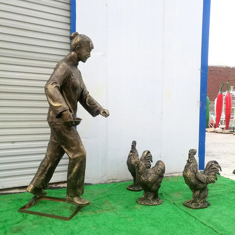 玻璃钢仿铜民俗文化妇女喂鸡人物雕塑户外公园农业园景观摆件定制