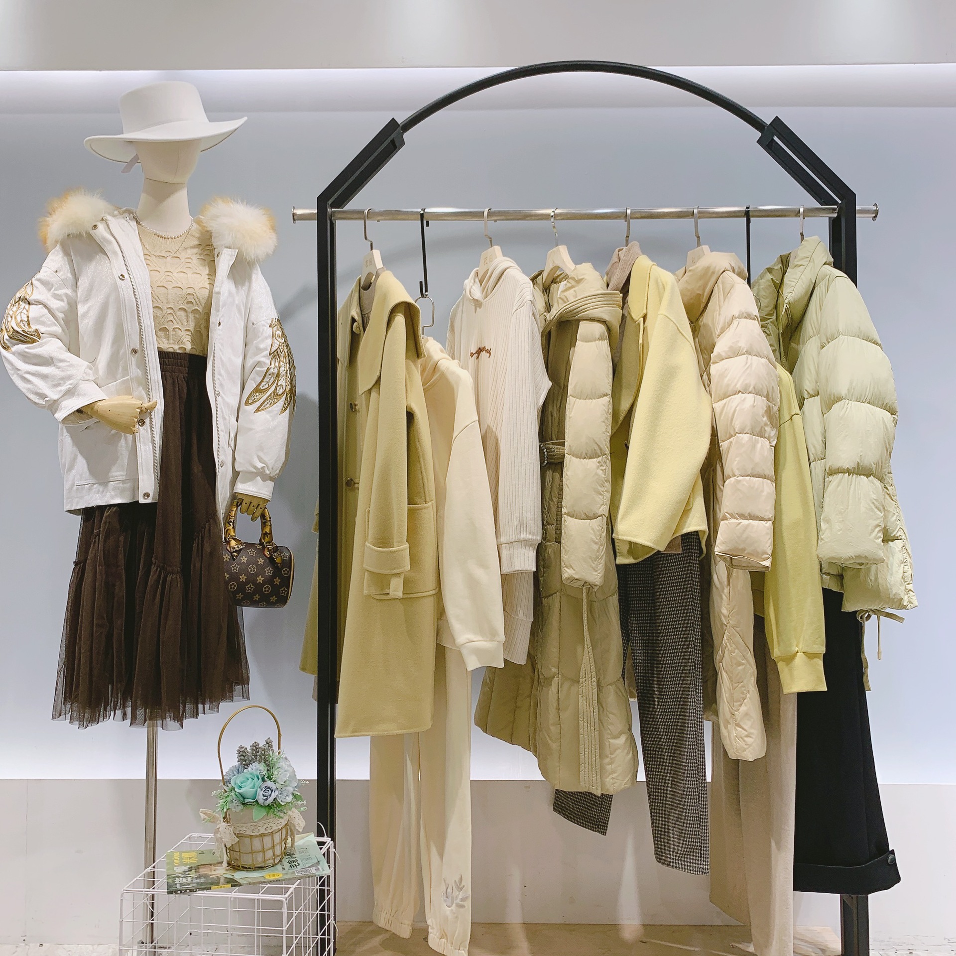 艺素国际秋冬品牌折扣女装大码羽绒服抖音网红女装直播批发货源