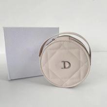 D家2021夏季新款少女化妆包DIY圆饼包时尚小巧空间足zg积分礼潮