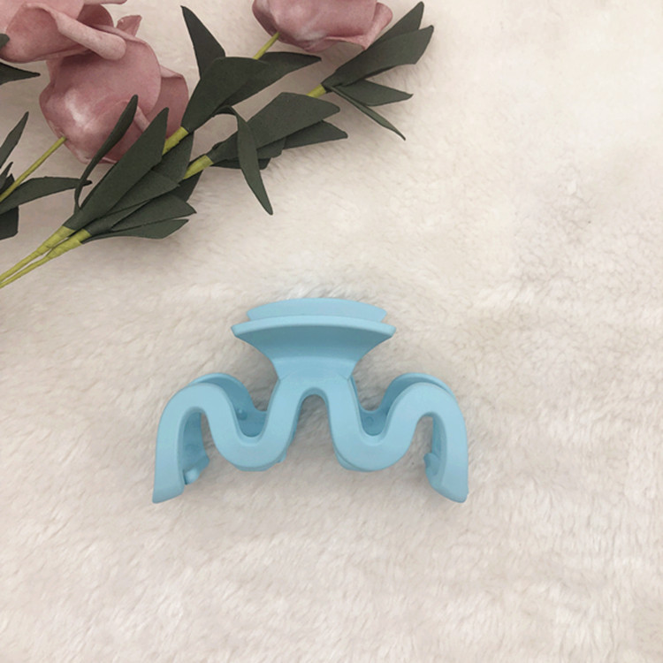 2022 Popular Manufacturers Wave M-Type Rubber Paint Bracket Simple Internet Hot Temperament Bracket Clip Hair Clip for Bath