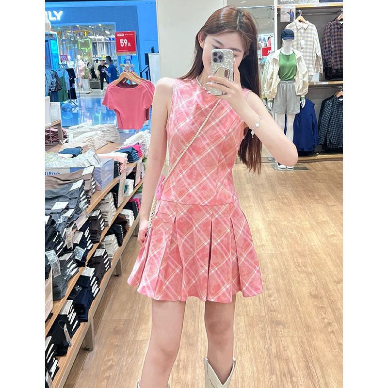 粉色无袖格纹超仙百褶连衣裙女2024年新款独特别致夏日清新裙子