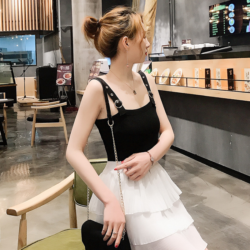 可调节吊带背心图片