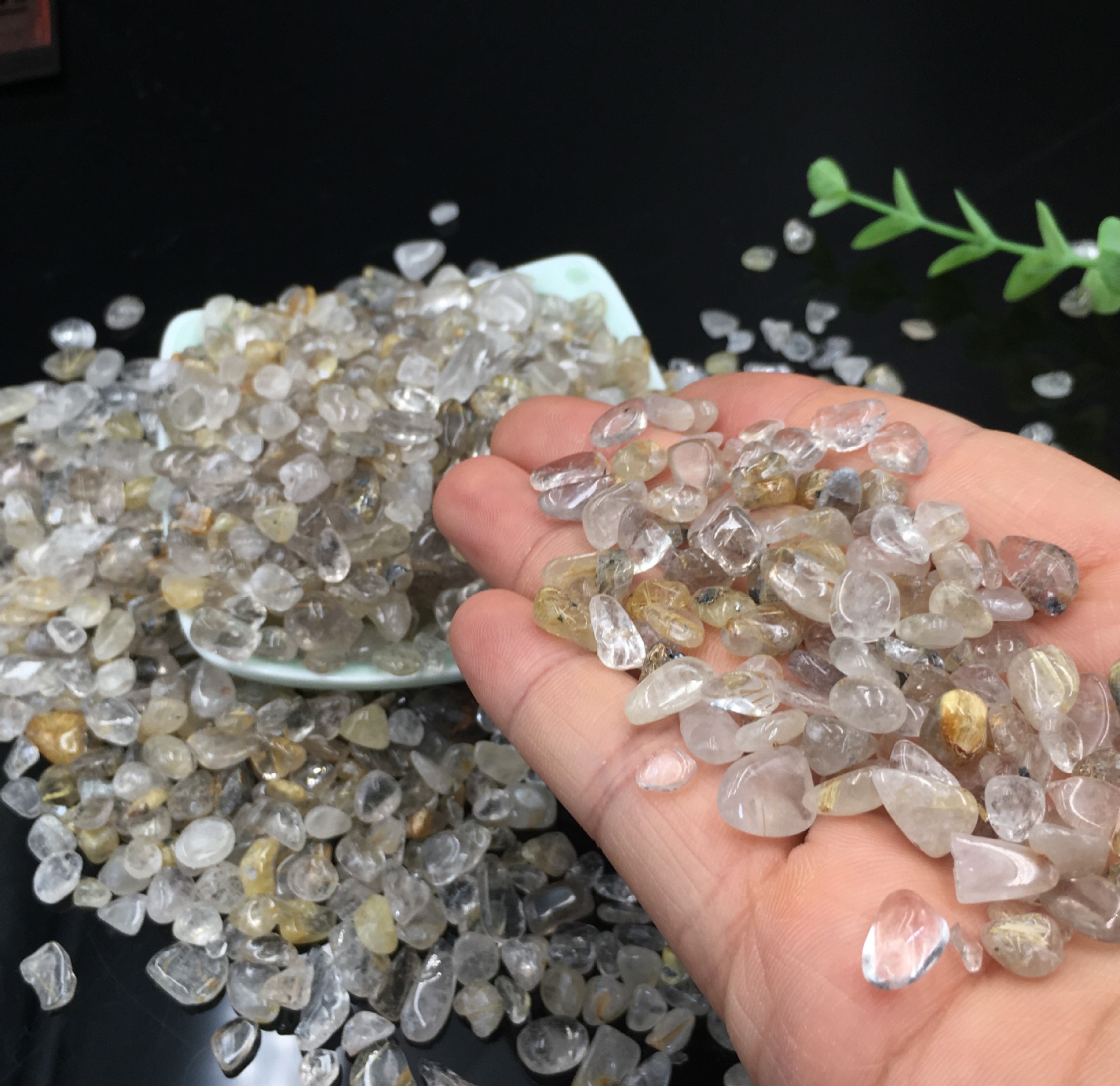 厂家供应 天然金发晶水晶碎石 原石消磁石 鱼缸花盆装饰 室内装饰