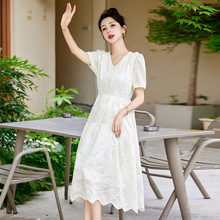 白色蕾丝连衣裙2024夏新款复古气质温柔收腰显瘦小个子清新长裙