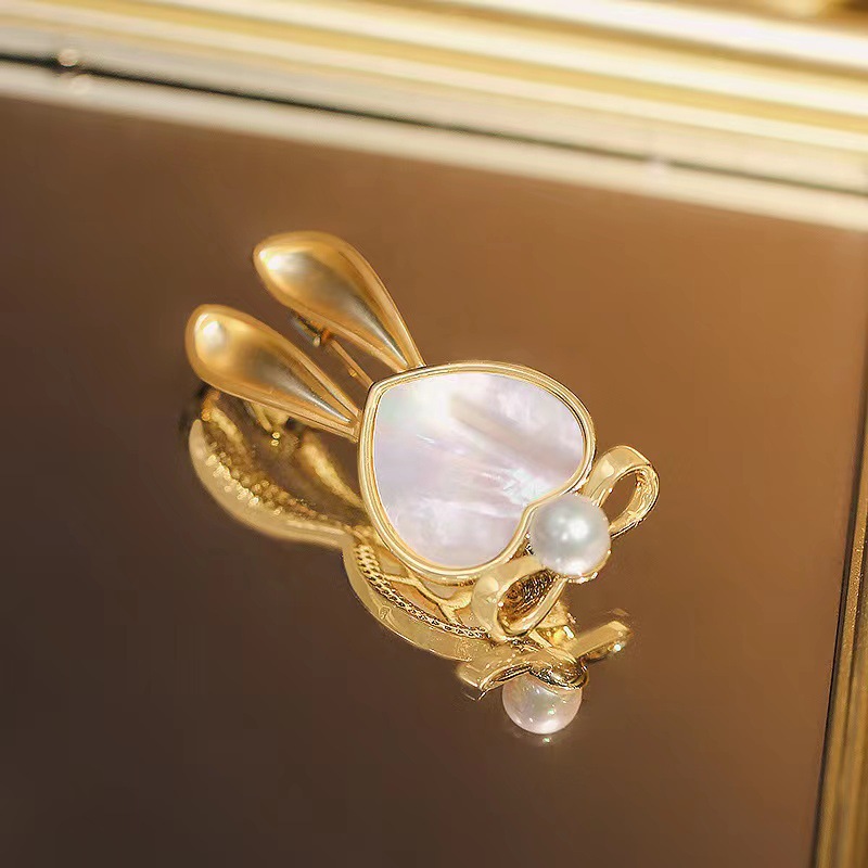 Factory Wholesale Cute Rabbit Fashion Brooch Freshwater Pearl Pin Elegant Jewelry Simple Elegant Clothing Accessories